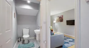 Comfortable stylish Townhouse in Ashford sleeps 5 Netflix 2 Parking spaces Perfect for Contractors and Families - Image 5