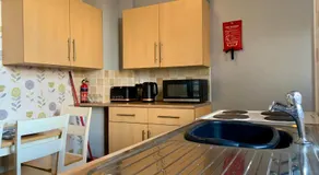 3 BDR Entire Home Sleeps Up to 5 Contractors & Families Long or Short Stay Free WiFi & Parking - Image 4