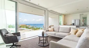 Luxe Penthouse met zeezicht en directe toegang tot zwembad en strand op Mambo Beach - Image 2