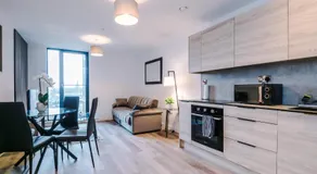Modern Central Preston Apt King Bed & Smart TV - Image 5