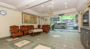 Famous Inn Hotel - Image 4