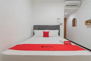 RedDoorz Syariah At Afifah Guest House near Bikasoga Sport Center - Image 2