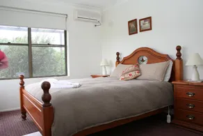 Pet friendly country home with pool - Image 4