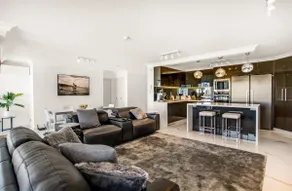 Luxurious 2BR Surfers Paradise Getaway - Image 2
