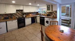Charming 2BR Edwardian House in Market Town - Image 3