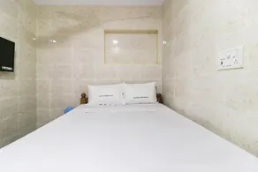 SPOT ON 48556 Mr White Guest House - Image 2