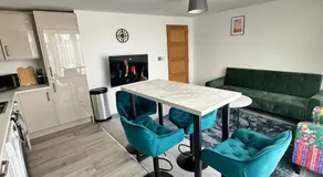 Stylish 2-Bed 2-Bath Apartment, Parking, Woking - Image 3