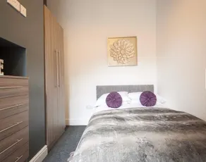 Exclusive 4 BR House near Hanley- Free Parking - Image 3