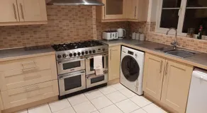 Spacious 4 bed Town House Swindon - Image 3