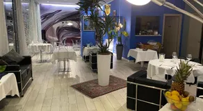 Blue Shades Hotel - Image 2