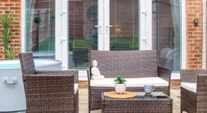 Leeds 4-bed house - hot tub, parking & games - Image 4