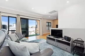 Bright 2-Bed Townhouse with Balcony & Garage - Image 2
