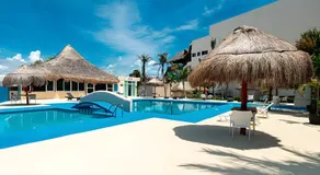 Paradise Beachfront & Nightlife Heart - Image 4
