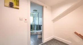 11HS6 - Cozy Double Room in West Yorkshire - Image 5
