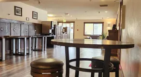 Luxury Inn & Suites - Image 4