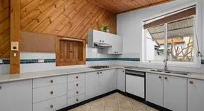 Quadruple Ensuite Room - Nearby Stations & Shops - Image 3