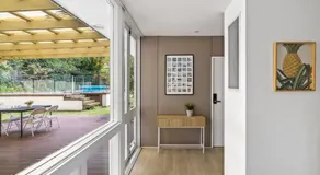 Luminous Ensuite Queen Room - Centrally Located - Image 4