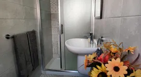 Rons Town House - Image 2