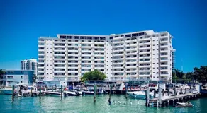 Modern waterfront apartment with Miami Skyline view, free parking 5 mins drive to Miami Beach - Image 5