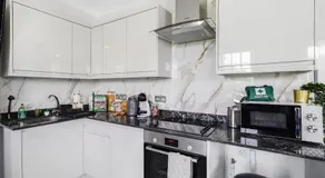 Premium Luxe Spacious 3 Bedroom Apartment West London Perfect for Families and Conctrators - Image 3