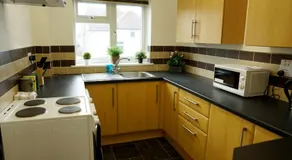 10BH Dreams Unlimited- Budget Heathrow Long stay Apartment with FREE PARKING - Image 5