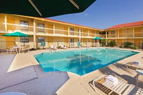 Super 8 by Wyndham Eagle Pass - Image 2