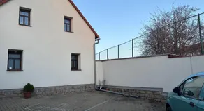 Podkrovní garsonka s parkováním zdarma - Image 5
