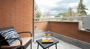Emilia Modern Apartment with Free Parking - Image 2