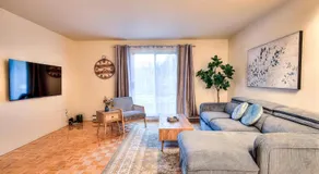 Free Parking! Montreal Comfort Value Convenience! Full Kitchen, Fast Wifi, Workspace, Smart TV! - Image 2