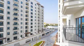 Stylish 2BR with Balcony - Chic Golfside Escape - Image 2