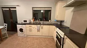 Walk to Town Centre, 2BR Base near Cork & Kinsale - Image 2