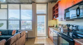 Skyline Loft Studio w City Views - Image 5