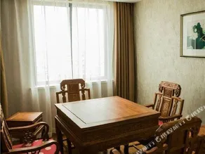 Boss Hotel - Image 3