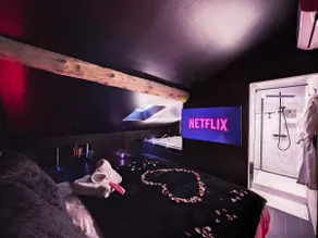 Suite Rouge baiser avec Jacuzzi privatif - LoveRoom Insolite - Image 2