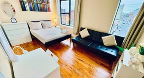 Modern Luxury Executive Room with NYC Fast Access - Image 2