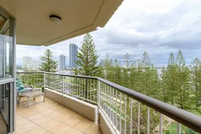 Main Beach Waterfront Apartment - Image 2