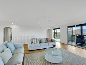 2-bed Beach Haven With Garden & Alfresco Dining - Image 2