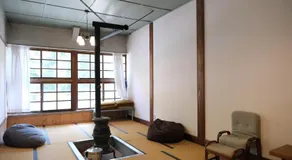 奈良吉野の小学校跡地ゲストハウス-五右衛門風呂体験-漫画図書室-卓球台-一棟貸し-素泊まり-吉野山天川村観光-Small inn attached to a historic school building - Image 3
