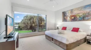 5 Bedroom House - Sleeps 11 - Golf Course Views - Free Parking - Free WIFI - Image 2