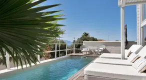 Recién renovada! Exclusiva villa de madera con piscina y vistas al mar - Image 3