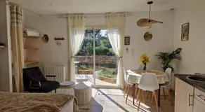 Logement cosy avec piscine chauffée, jacuzzi, jardin et climatisation - Image 2