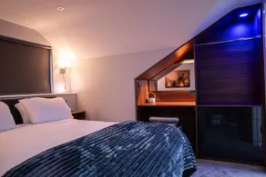 Stunning Annex Apartment, Pool, Steam Room and Gym - Image 2