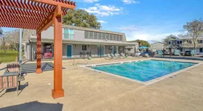 Pool A plus Location PublicLaundryAccess LongStay Discounts - Image 5