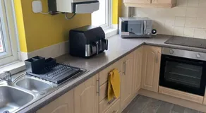 2 Bed House Sleeps 5, Ferryhill Near Durham & Free WiFi & Parking - Image 3