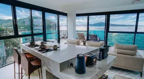 Waterfront Luxe Retreat- 160sqm Modern, Epic, Lush - Image 3