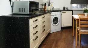 Stylish Studio with Separate Kitchen Near Wimbledon Station - Image 3