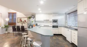 Tranquil Double Room - Next to Bus Station & Park & Chinatown - Shared Bathroom - Image 2