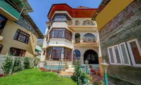 Nishat Lake view resorts Srinagar - Image 4