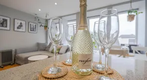 Stunning Bright Two Bedroom Apartment In Southbourne - Image 4