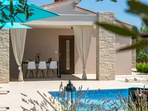 Luxe villa with jacuzzi and pool - Image 4
